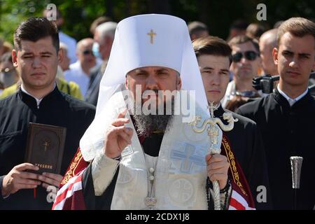 Kiev, Ukraine. 29 août 2020. Métropolitaine Epiphanius près du mur commémoratif des soldats morts à la suite des bombardements de l'artillerie de l'armée russe dans l'est de l'Ukraine lors d'une cérémonie commémorative dédiée au jour du souvenir des défenseurs de l'Ukraine et au 6e anniversaire de la bataille d'Ilovaisk à Kiev, Ukraine, 29 août 2020. (Photo par Aleksandr Gusev/Pacific Press) crédit: Pacific Press Media production Corp./Alay Live News Banque D'Images