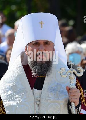 Kiev, Ukraine. 29 août 2020. Métropolitaine Epiphanius près du mur commémoratif des soldats morts à la suite des bombardements de l'artillerie de l'armée russe dans l'est de l'Ukraine lors d'une cérémonie commémorative dédiée au jour du souvenir des défenseurs de l'Ukraine et au 6e anniversaire de la bataille d'Ilovaisk à Kiev, Ukraine, 29 août 2020. (Photo par Aleksandr Gusev/Pacific Press) crédit: Pacific Press Media production Corp./Alay Live News Banque D'Images