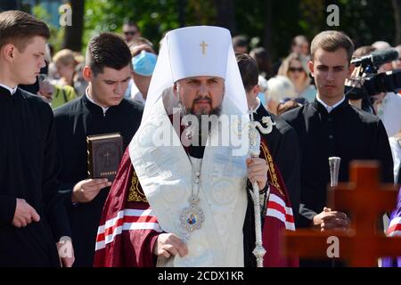 Kiev, Ukraine. 29 août 2020. Métropolitaine Epiphanius près du mur commémoratif des soldats morts à la suite des bombardements de l'artillerie de l'armée russe dans l'est de l'Ukraine lors d'une cérémonie commémorative dédiée au jour du souvenir des défenseurs de l'Ukraine et au 6e anniversaire de la bataille d'Ilovaisk à Kiev, Ukraine, 29 août 2020. (Photo par Aleksandr Gusev/Pacific Press) crédit: Pacific Press Media production Corp./Alay Live News Banque D'Images