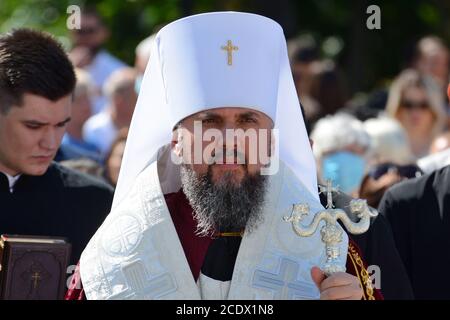 Kiev, Ukraine. 29 août 2020. Métropolitaine Epiphanius près du mur commémoratif des soldats morts à la suite des bombardements de l'artillerie de l'armée russe dans l'est de l'Ukraine lors d'une cérémonie commémorative dédiée au jour du souvenir des défenseurs de l'Ukraine et au 6e anniversaire de la bataille d'Ilovaisk à Kiev, Ukraine, 29 août 2020. (Photo par Aleksandr Gusev/Pacific Press) crédit: Pacific Press Media production Corp./Alay Live News Banque D'Images