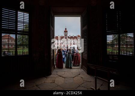 Mnichovo Hradiste, République tchèque. 29 août 2020. Château Bonfire Night a eu lieu le 29 août 2020 au château Mnichovo Hradiste, République tchèque. En plus des visites nocturnes, des spectacles musicaux et un défilé de mode d'époque ont été préparés pour les visiteurs. Crédit : David Tanecek/CTK photo/Alay Live News Banque D'Images