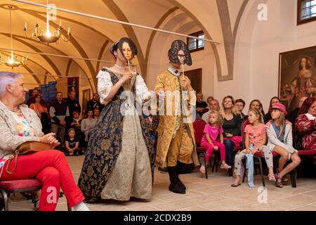 Mnichovo Hradiste, République tchèque. 29 août 2020. Château Bonfire Night a eu lieu le 29 août 2020 au château Mnichovo Hradiste, République tchèque. En plus des visites nocturnes, des spectacles musicaux et un défilé de mode d'époque ont été préparés pour les visiteurs. Crédit : David Tanecek/CTK photo/Alay Live News Banque D'Images