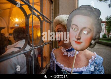 Mnichovo Hradiste, République tchèque. 29 août 2020. Château Bonfire Night a eu lieu le 29 août 2020 au château Mnichovo Hradiste, République tchèque. En plus des visites nocturnes, des spectacles musicaux et un défilé de mode d'époque ont été préparés pour les visiteurs. Crédit : David Tanecek/CTK photo/Alay Live News Banque D'Images