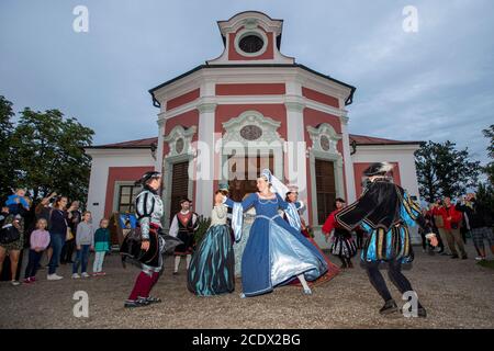 Mnichovo Hradiste, République tchèque. 29 août 2020. Château Bonfire Night a eu lieu le 29 août 2020 au château Mnichovo Hradiste, République tchèque. En plus des visites nocturnes, des spectacles musicaux et un défilé de mode d'époque ont été préparés pour les visiteurs. Crédit : David Tanecek/CTK photo/Alay Live News Banque D'Images