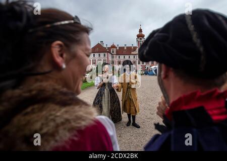 Mnichovo Hradiste, République tchèque. 29 août 2020. Château Bonfire Night a eu lieu le 29 août 2020 au château Mnichovo Hradiste, République tchèque. En plus des visites nocturnes, des spectacles musicaux et un défilé de mode d'époque ont été préparés pour les visiteurs. Crédit : David Tanecek/CTK photo/Alay Live News Banque D'Images