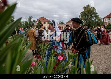 Mnichovo Hradiste, République tchèque. 29 août 2020. Château Bonfire Night a eu lieu le 29 août 2020 au château Mnichovo Hradiste, République tchèque. En plus des visites nocturnes, des spectacles musicaux et un défilé de mode d'époque ont été préparés pour les visiteurs. Crédit : David Tanecek/CTK photo/Alay Live News Banque D'Images