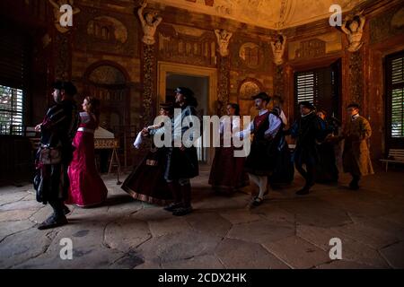 Mnichovo Hradiste, République tchèque. 29 août 2020. Château Bonfire Night a eu lieu le 29 août 2020 au château Mnichovo Hradiste, République tchèque. En plus des visites nocturnes, des spectacles musicaux et un défilé de mode d'époque ont été préparés pour les visiteurs. Crédit : David Tanecek/CTK photo/Alay Live News Banque D'Images