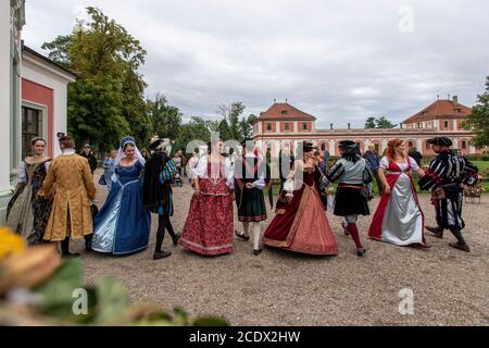 Mnichovo Hradiste, République tchèque. 29 août 2020. Château Bonfire Night a eu lieu le 29 août 2020 au château Mnichovo Hradiste, République tchèque. En plus des visites nocturnes, des spectacles musicaux et un défilé de mode d'époque ont été préparés pour les visiteurs. Crédit : David Tanecek/CTK photo/Alay Live News Banque D'Images