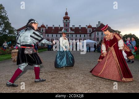 Mnichovo Hradiste, République tchèque. 29 août 2020. Château Bonfire Night a eu lieu le 29 août 2020 au château Mnichovo Hradiste, République tchèque. En plus des visites nocturnes, des spectacles musicaux et un défilé de mode d'époque ont été préparés pour les visiteurs. Crédit : David Tanecek/CTK photo/Alay Live News Banque D'Images