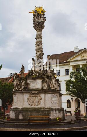 Magnifique colonne baroque à Sopron, Hongrie. Statue de sainte trinité. L'architecture religieuse. Objet artistique. Destination de voyage. Banque D'Images