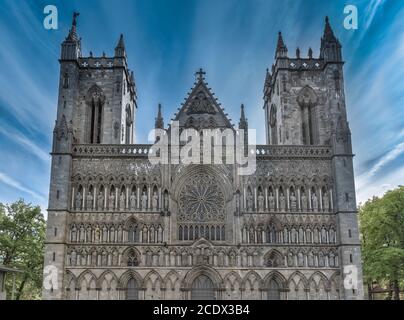 Cathédrale de Nidaros, Trondheim, Trondlag, Norvège. Construit en 1070-1300 après J.-C. en style roman et gothique sur le site de sépulture de Saint-Olav. Consécration assis Banque D'Images