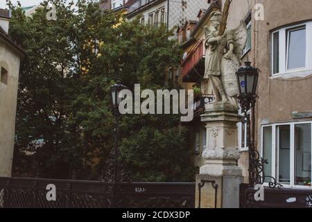 La sculpture de Jan Nepomucky près de Michal Gate à Bratislava, Slovaquie Banque D'Images