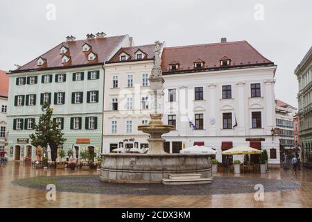 BRATISLAVA, SLOVAQUIE - place principale (Hlavne homonyme) et vue sur l'ancien hôtel de ville de Bratislava. La place est située dans la vieille ville et c'est la Banque D'Images