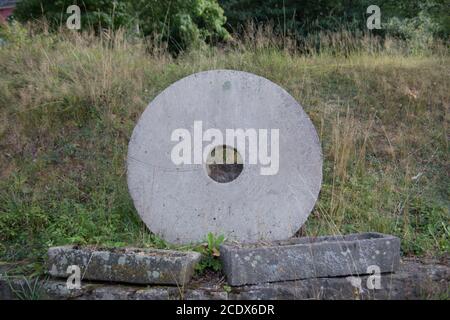 les supports de roue du broyeur de pierres sont lourds dans l'herbe Banque D'Images