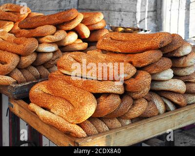 Bagels traditionnels de Jérusalem dans le marché arabe de la vieille ville. Banque D'Images