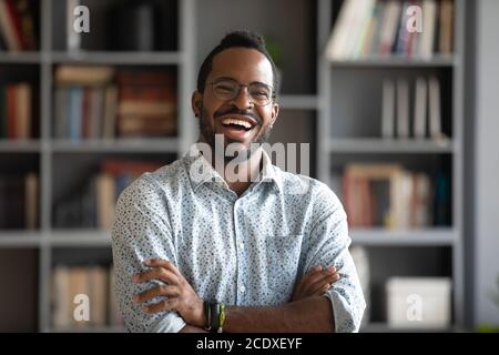 Portrait de tête riant excitée homme afro-américain portant des lunettes Banque D'Images