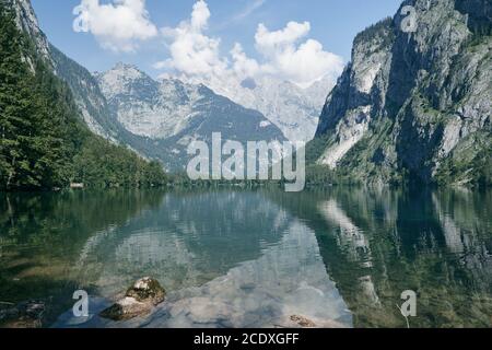 Paysage de montagne et lac turquoise Obersee pendant une belle journée d'été à Schoenau am Koenigssee, Bavière, Allemagne Banque D'Images