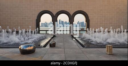 Vue sur les gratte-ciel de Doha prise du musée d'art islamique Avec Dhow dans le golfe arabe et fontaines en premier plan Banque D'Images