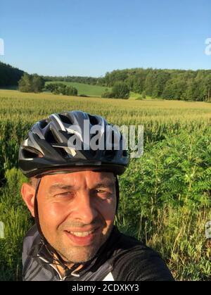 Portrait d'un cycliste portant un casque de sécurité dans le New Hampshire, États-Unis Banque D'Images