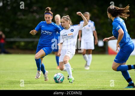 Lina-Marie Mueller (KSC) en duels avec Rabea Ronellenfitsch (Viernheim). GES/football/finale Bad FV Cup femmes/TSV Amicitia Viernheim - Karlsruher SC, 29.08.2020 football/football: Féminine Bad FV Cup finale: Viernheim vs Karlsruhe, Ketsch, 29 août 2020 | utilisation dans le monde entier Banque D'Images