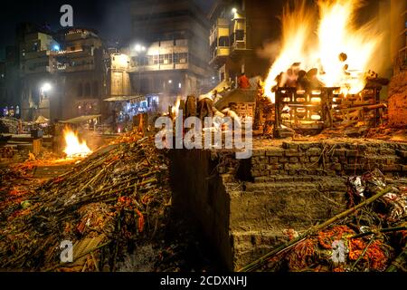 Varanasi/Inde-13.07.2019:Rite de brûler le corps mort Banque D'Images