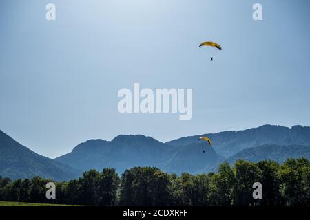 Parapente sur les alpes Banque D'Images