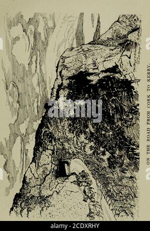 . Romantique Irlande . ugh un rocher tunnellisé, quand une transforma-tion a lieu, et on laisse la rudesse et la fraîcheur de la baie de Bantry pour la morée moins humide fée-terre de la région après Killarney. Le point de vue à venir est particulièrement grand dans son contraste avec celui laissé derrière. Au-dessous des précipices de coléoptères le long desquels la route s'isclant à ses côtés stériles, on trace de là-bas jusqu'à ce qu'il se mélange à la surface argentée de la rivière Kenmare. De Kenmare, le chemin à Killarney est par le Windy Gap.love se trouve une vaste vallée, et beyondis la vallée noire. Plus loin sont les lignes de ciel de TH Banque D'Images