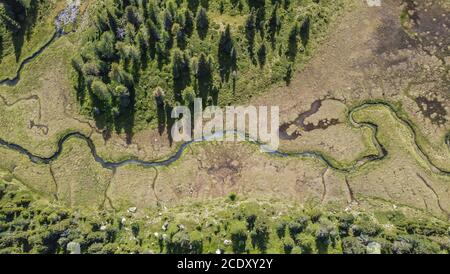 Vue aérienne de Sun Valley (Sole Valley) depuis le lac Malghette en été, Trentin-Haut-Adige, nord de l'Italie, Europe. Vue aérienne époustouflante Banque D'Images