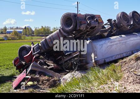 15 mai 2020, Inciems, Lettonie: Accident de voiture en raison de pneus endommagés, le camion a pris la route et a roulé sur le toit, et le conducteur de camion est mort dessus Banque D'Images