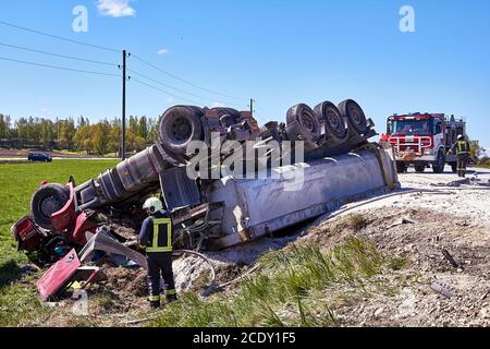 15 mai 2020, Inciems, Lettonie: Accident de voiture en raison de pneus endommagés, le camion a pris la route et a roulé sur le toit, et le conducteur de camion est mort dessus Banque D'Images