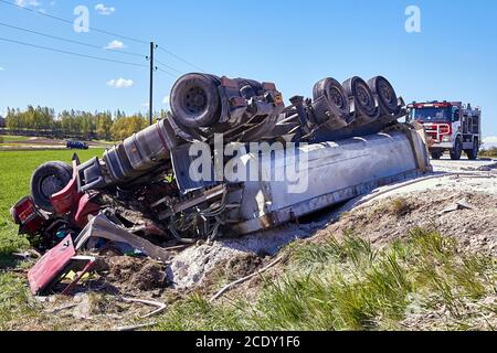 15 mai 2020, Inciems, Lettonie: Accident de voiture en raison de pneus endommagés, le camion a pris la route et a roulé sur le toit, et le conducteur de camion est mort dessus Banque D'Images