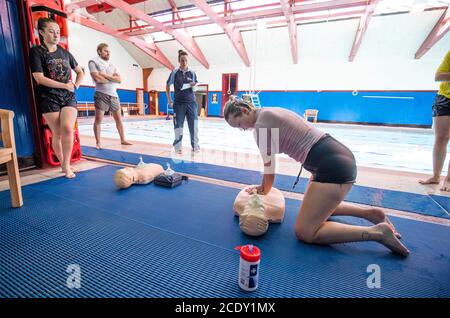 Les sauveteurs rafraîchissent leurs compétences en premiers soins au Arlington Baths Club, à Glasgow, alors que les derniers préparatifs sont faits avant la réouverture le lundi 31 août. Banque D'Images