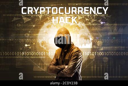 Hacker sans visage au travail avec l'inscription HACK CRYPTO-MONNAIE, concept de sécurité informatique Banque D'Images