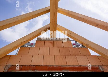 Chantier de construction avec poutres de toit au sommet d'un nouveau maison construite Banque D'Images