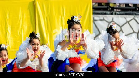 Équipe japonaise d'enfants danseuses yosakoi, 10-11 ans, sur scène dansant en plein air dans le festival de danse Kyusyu Gassai à Kumamoto, Japon. Banque D'Images