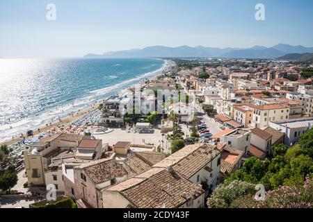 Paysage panoramique de la ville et de la plage de Sperlonga au coucher du soleil. Vue aérienne. Côte italienne. Banque D'Images
