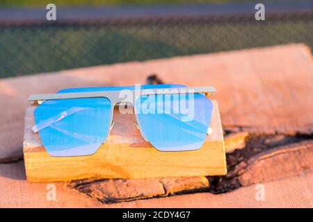 Modèle de lunettes de soleil surdimensionnées avec verres bleus de gros plan . Mise au point sélective Banque D'Images