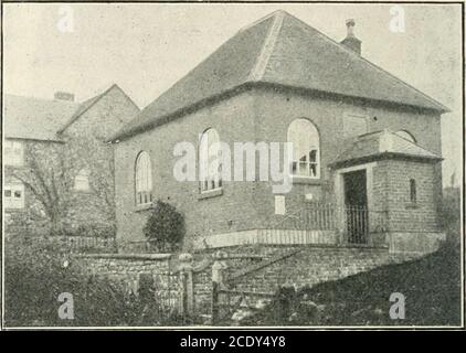 . L'origine et l'histoire de l'église méthodiste primitive . KNIVETONPRIMITIVE CHAPELLE MÉTHODISTE. Pic pays et porter l'évangile à Chelmorton ; et pour les missionnaires fromBradwell de traverser le Derby-shire Wye et Monmissionyash. C'était l'ordre du jour de toute la journée du circuit Tunstall en 1819-21.Say que la vague wassometho un refluent; que si les missionariesvinrent, ils aussi dans certains cas ont pris leur retraite. Cela devait être ainsi attendu.dans les parties de la connexion, nous entendons moins de déclassement de l'ancien type dans les années trente, années quarante et cinquante, bien qu'il se passait toujours sur elsewhe Banque D'Images