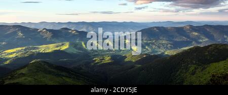 Paysage de printemps majestueux. Vue panoramique. Paysage de montagne avec beau ciel bleu. Lieu touristique. Fond d'écran estival incroyable. Copier sp Banque D'Images