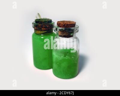 Potions avec liquide vert. Set alchimie avec flacons. Petits flacons en verre avec liquide coloré pour le jeu de rôle. potions magiques avec bouchon en liège pour la Banque D'Images