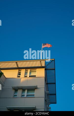 Drapeau sur le toit de l'ambassade américaine à Berlin Banque D'Images