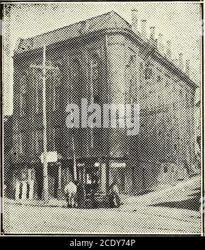 . Les 'makingss' de l'Association Lincoln de Jersey City : un souvenir du dîner au Club Carteret commémorant le cent dixième anniversaire de la naissance d'Abraham Lincoln . t Home. Pour somereason, les toilettes individuelles n'ont pas été décrites, bien que nous soyons assuredque les belles dames et leurs robes étaient le plus envoûtant. Il semble curieux que le Journal ait jugé nécessaire d'incorporer dans son histoire de la danse la déclaration qu'aucune liqueur n'a été vendue impossible à obtenir dans les locaux ou à proximité. Le champagne, bien sûr, ne compte pas, pour une autre phrase nous dit que c'était serv Banque D'Images