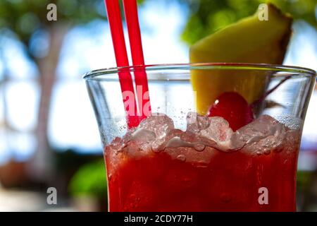 Cocktail sans alcool avec ananas et fruits à la cerise Banque D'Images