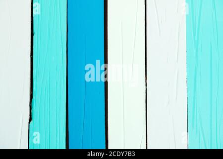 Vue isolée sur les panneaux de bois blancs, bleus et turquoise. Une façon très unique et moderne de peindre des panneaux. Banque D'Images