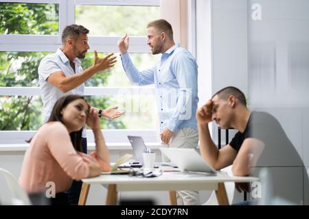 Pression sur le lieu de travail au bureau. Conflit de patrons intimidateurs Banque D'Images