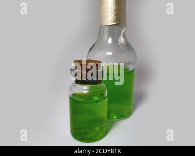 Potions avec liquide vert. Set alchimie avec flacons. Petits flacons en verre avec liquide coloré pour le jeu de rôle. potions magiques avec bouchon en liège pour la Banque D'Images