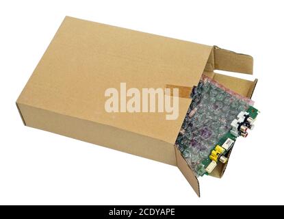 Pièces de rechange et composants vidéo électroniques emballés en rouge doux boîte en carton et en carton isolée Banque D'Images