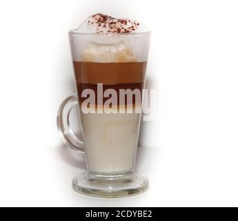 Cappuccino au grand verre sur fond blanc Banque D'Images