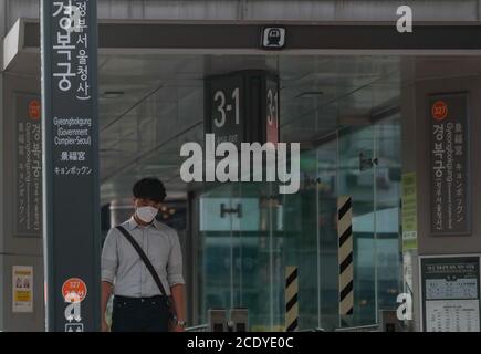 Séoul, Corée du Sud. 30 août 2020. Un homme portant un masque sort de la station de métro Gyeongbokgung à Séoul, Corée du Sud, le 30 août 2020. La Corée du Sud a signalé 299 cas de plus de COVID-19 à 12 h 00 le dimanche, heure locale, par rapport à il y a 24 heures, portant le nombre total d'infections à 19,699. Crédit: Wang Jingqiang/Xinhua/Alay Live News Banque D'Images