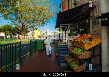 SINGAPOUR-MARS 7,2015: Indian Business District Walk Street c'est les Indiens qui vivent à Singapour.Old bâtiments ici sont de style colonial. Les gens peuvent Banque D'Images